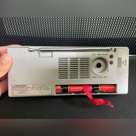 Vintage SoundDesign AM/FM Portable Analog Quartz Clock Radio Model 3011-A tested - Picture 5 of 7